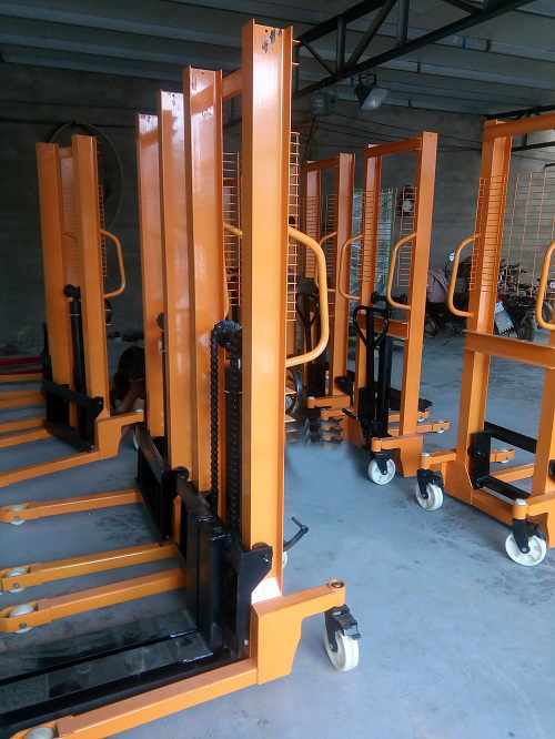 一分鐘讓外行人了解手動液壓堆高車