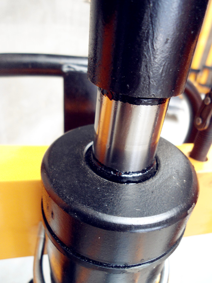 手動(dòng)液壓堆高車油缸部位特寫(xiě)