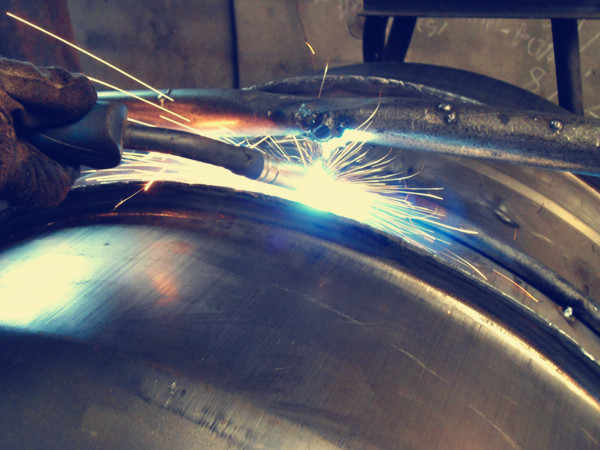 外部焊接，將小型滾筒攪拌機(jī)焊接成型