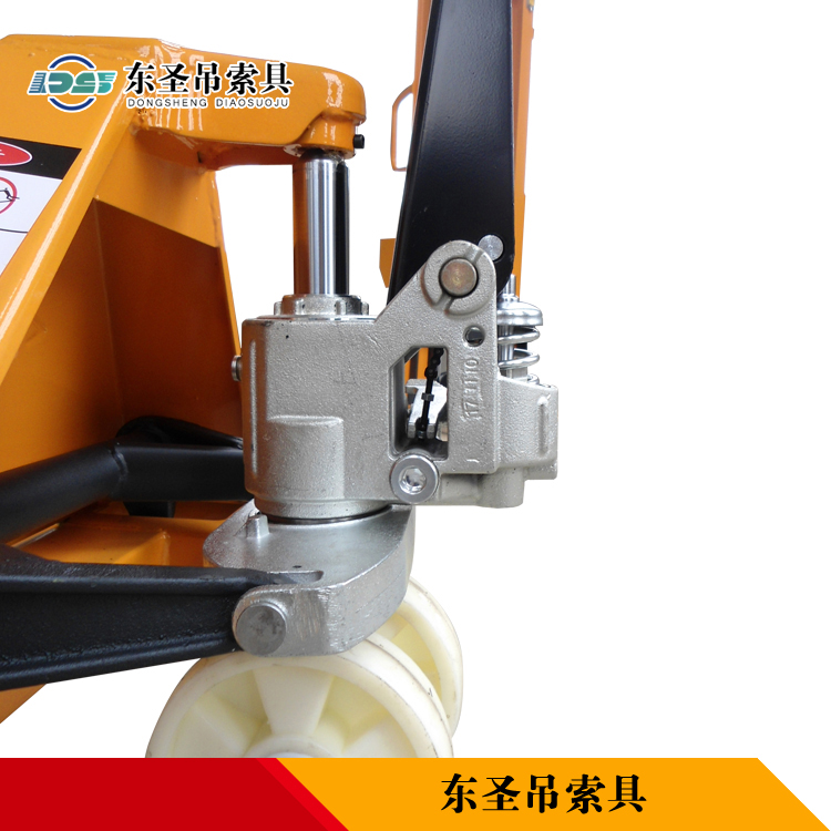 省力型雙層液壓手動叉車產(chǎn)品實拍--河北東圣吊索具制造有限公司