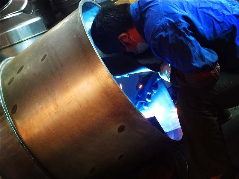 小型工業(yè)攪拌機(jī)焊接車間焊接焊接過程展示--河北東圣吊索具制造有限公司--小型攪拌機(jī)|石材夾具|液壓堆高車|手動叉車