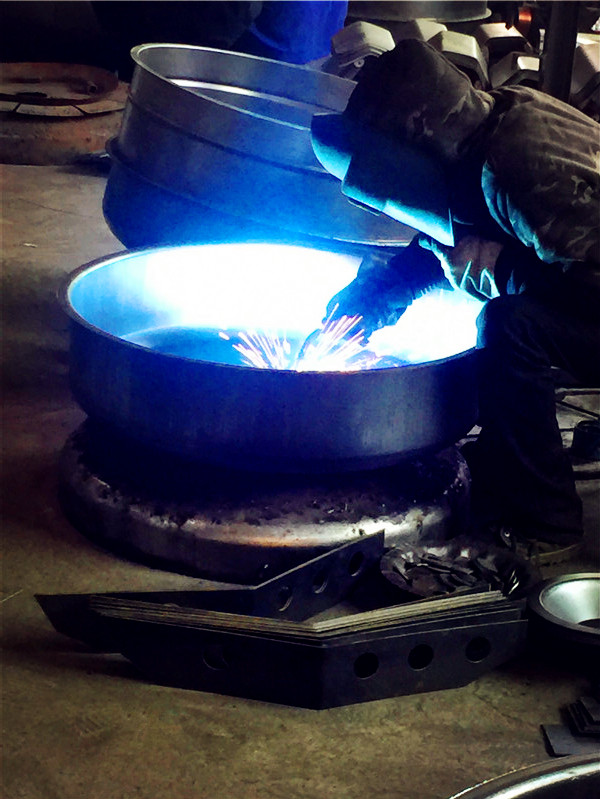 小型工業(yè)攪拌機(jī)廠家普及產(chǎn)品優(yōu)勢(shì)攪拌滾筒焊接車間展示--河北東圣吊索具制造有限公司--小型攪拌機(jī)|石材夾具|液壓堆高車|手動(dòng)叉車