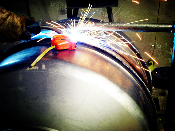 兩相電小型混泥攪拌機(jī)45號(hào)鋼攪拌滾筒焊接現(xiàn)場(chǎng)--河北東圣吊索具制造有限公司--小型攪拌機(jī)|石材夾具|液壓堆高車|手動(dòng)叉車 兩相電小型混泥攪拌機(jī)45號(hào)鋼攪拌滾筒焊接現(xiàn)場(chǎng)--河北東圣吊索具制造有限公司--小型攪拌機(jī)|石材夾具|液壓堆高車|手動(dòng)叉車