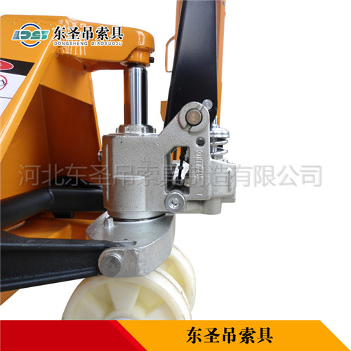 室內(nèi)手動叉車產(chǎn)品液壓缸部分展示--河北東圣吊索具制造有限公司--手動叉車|液壓堆高車|小型攪拌機|石材夾具