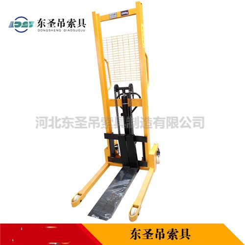 如何調(diào)節(jié)2噸液壓堆高車保障平穩(wěn)安全運行