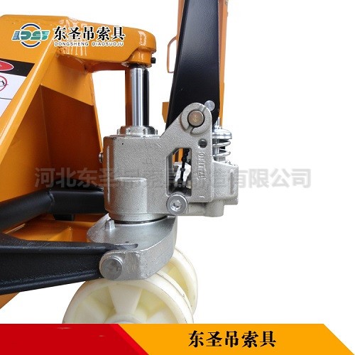 手動(dòng)升高叉車(chē)液壓缸整體部位細(xì)節(jié)展示--河北東圣吊索具制造有限公司--小型攪拌機(jī)|手動(dòng)叉車(chē)|液壓堆高車(chē)|手動(dòng)叉車(chē)