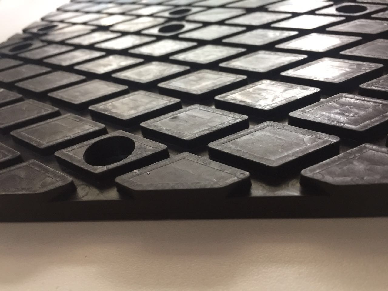 大板夾夾皮防滑紋路細(xì)節(jié)特寫--河北東圣吊索具制造有限公司--石材夾具|小型攪拌機|液壓堆高車|手動叉車