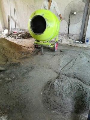 380L小型水泥攪拌機室內作業(yè)現(xiàn)場--河北東圣吊索具制造有限公司--小型攪拌機