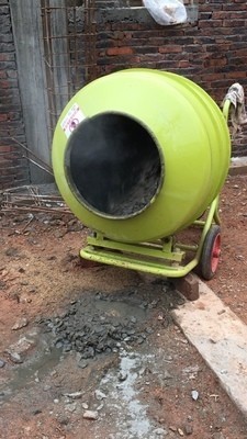 家用小型水泥攪拌機使用現(xiàn)場--河北東圣吊索具制造有限公司--小型攪拌機