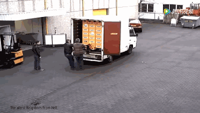 液壓堆高車與手動(dòng)叉車配合使用搬運(yùn)箱式貨車內(nèi)啤酒--河北東圣吊索具制造有限公司--石材夾具|小型攪拌機(jī)|液壓堆高車|手動(dòng)叉車