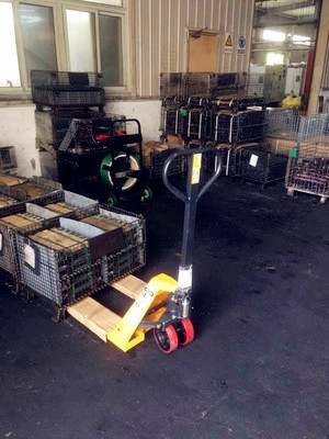 地牛叉車搬運(yùn)海鮮箱子--河北東圣吊索具制造有限公司--手動叉車|液壓堆高車|石材夾具|小型攪拌機(jī)