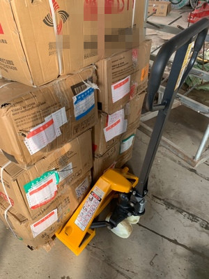 手動地牛叉車搬運(yùn)半紡織品--河北東圣吊索具制造有限公司--手動叉車|液壓堆高車|石材夾具|小型攪拌機(jī)