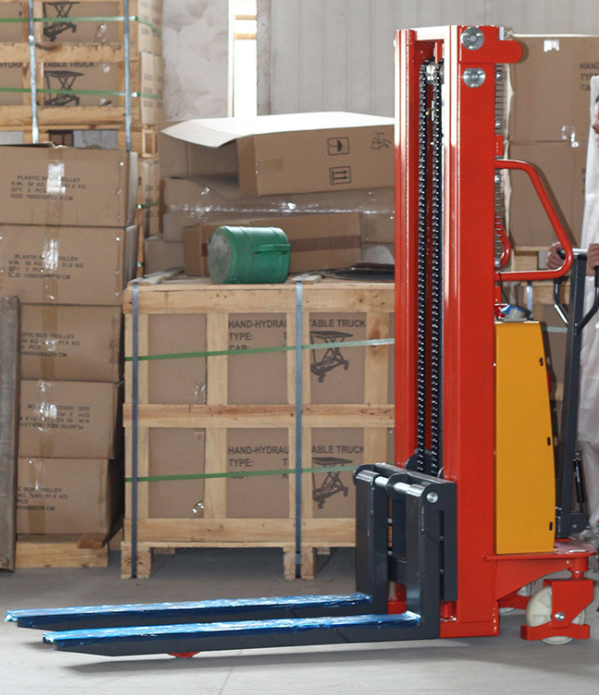 木箱包裝重物等待使用3噸液壓堆高車搬運(yùn)--河北東圣吊索具制造有限公司