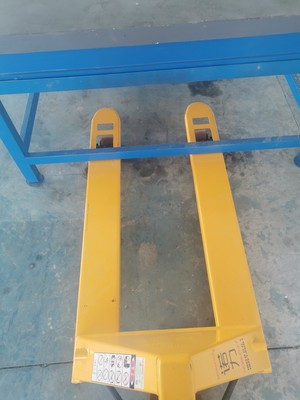 地牛叉車搬運貼桌子作業(yè)現(xiàn)場--河北東圣吊索具制造有限公司