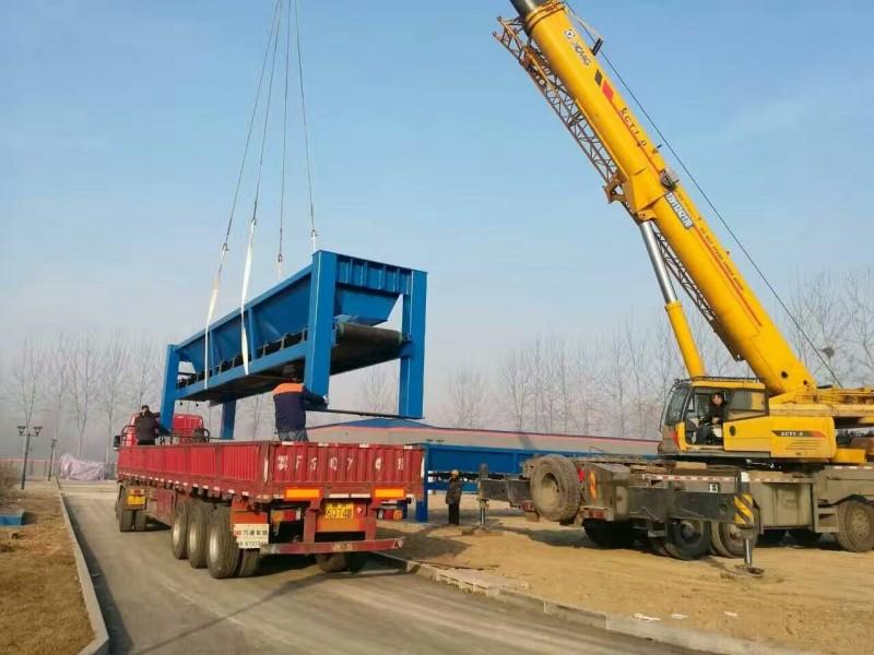 5噸吊裝帶吊運大型砂漿水泥攪拌機--河北東圣吊索具制造有限公司