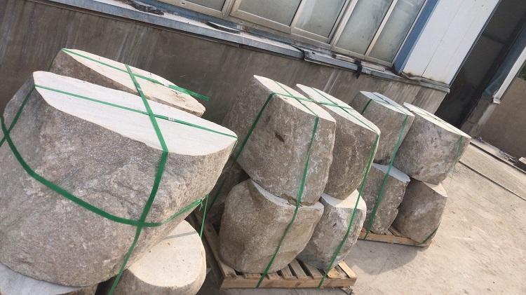 2噸地牛叉車搬運(yùn)石凳子--河北東圣吊索具制造有限公司